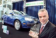 Stefan Jacoby, Amerika-Chef von Volkswagen, mit der Auszeichnung "Green Car of the Year 2009" für den Volkswagen Jetta TDI. Foto: UnitedPictures